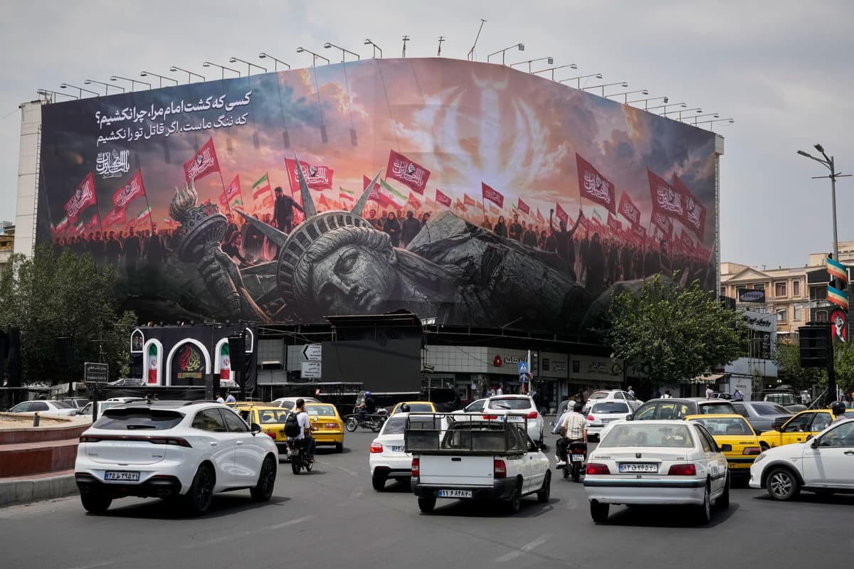 Billboard znázorňujúci zrútenú Sochu slobody a davy ľudí s iránskymi a šiitskými vlajkami na Námestí revolúcie v Teheráne 3. augusta 2026. Foto: TASR/AP