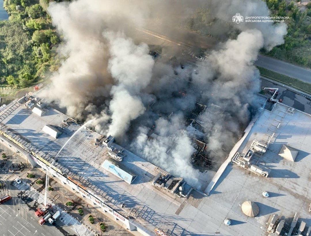Horiace obchodné centrum po útoku na Kryvyj Rih. Foto: TASR/AP