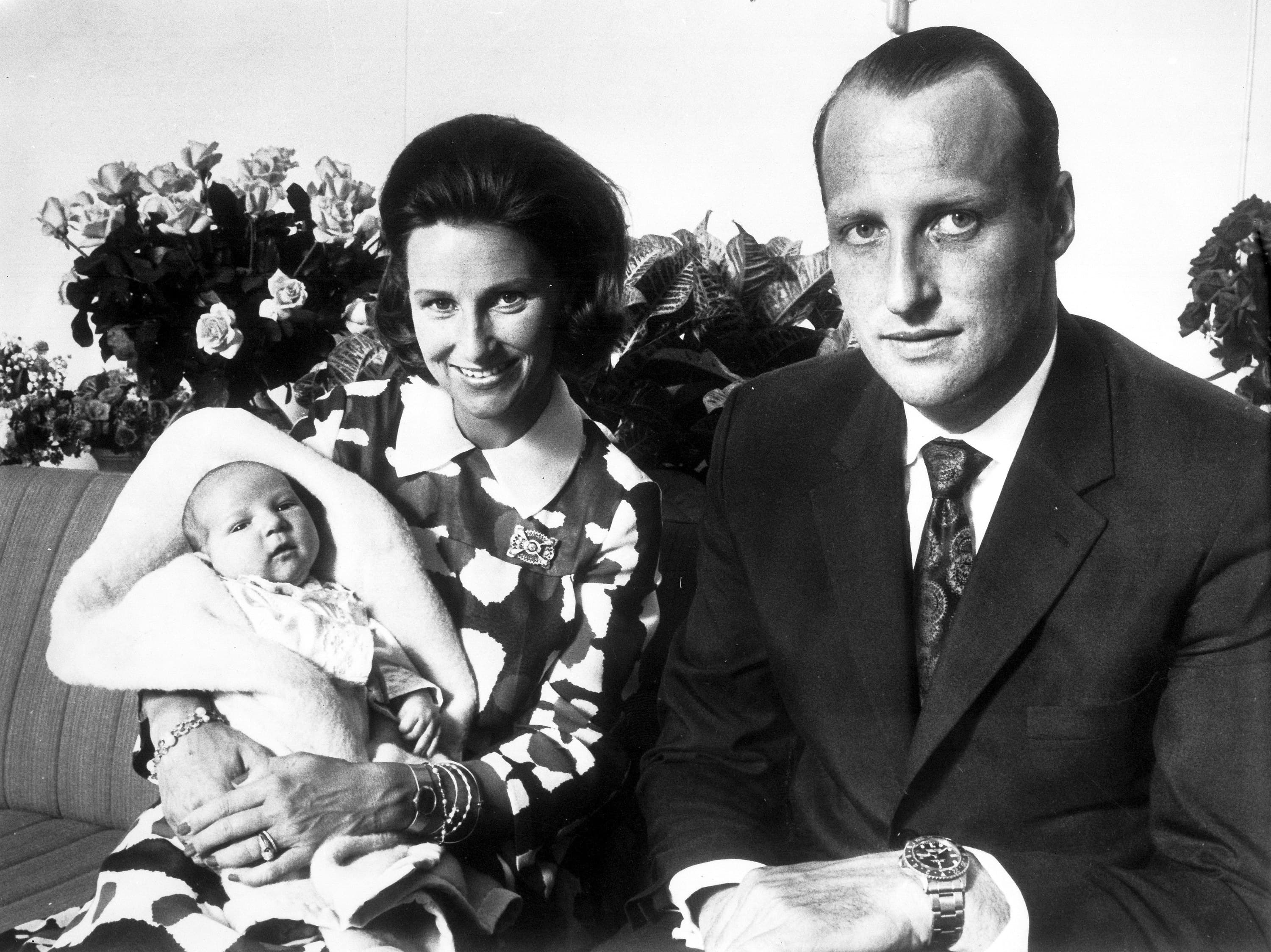 Kráľ Harald V. s manželkou a synom. Foto TASR/AP