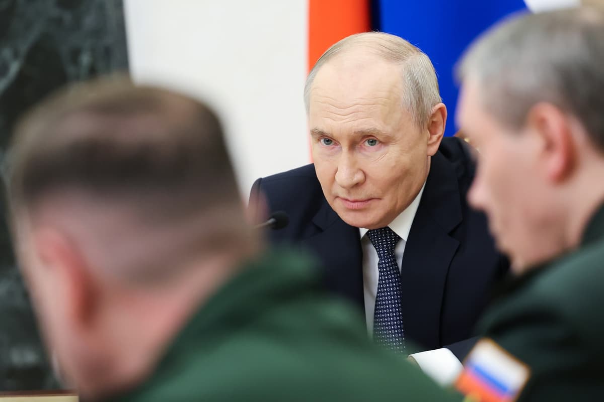 Vladimir Putin na stretnutí s vedúcimi predstaviteľmi ministerstva obrany v Moskve 5. augusta 2026. Foto: TASR/AP