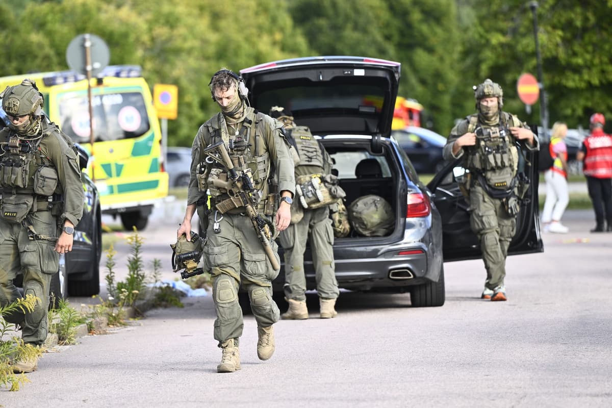 Špeciálne jednotky odchádzajú zo školy v Fagerste. Foto: Fredrik Sandberg/TT / Shutterstock Editorial / Profimedia