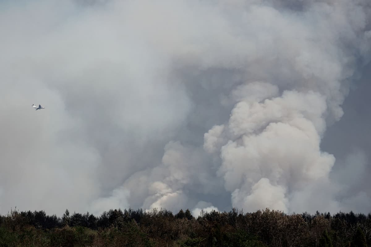 Ruské lietadlo Il-76 bojuje proti lesnému požiaru v oblasti Deliblatské piesky neďaleko obce Sumarak vo štvrok 20. augusta 2026. Foto: TASR/AP