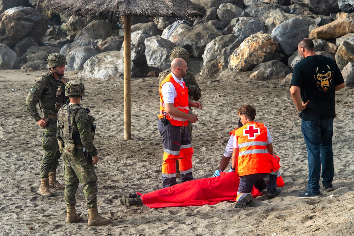 Záchranári pomáhaju migrantovi, ktorý preplával z Maroka do španielskej enklávy Ceuta. Foto:TASR/AP Photo/Antonio Sempere