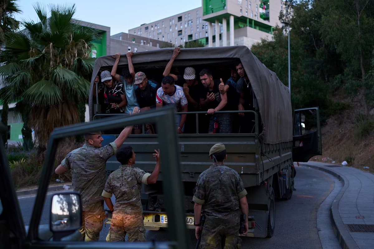 Migranti, ktorých v nedeľu 2. augusta 2026 vracali španielski vojaci z Ceuty do Maroka. Foto: Foto: TASR/AP
