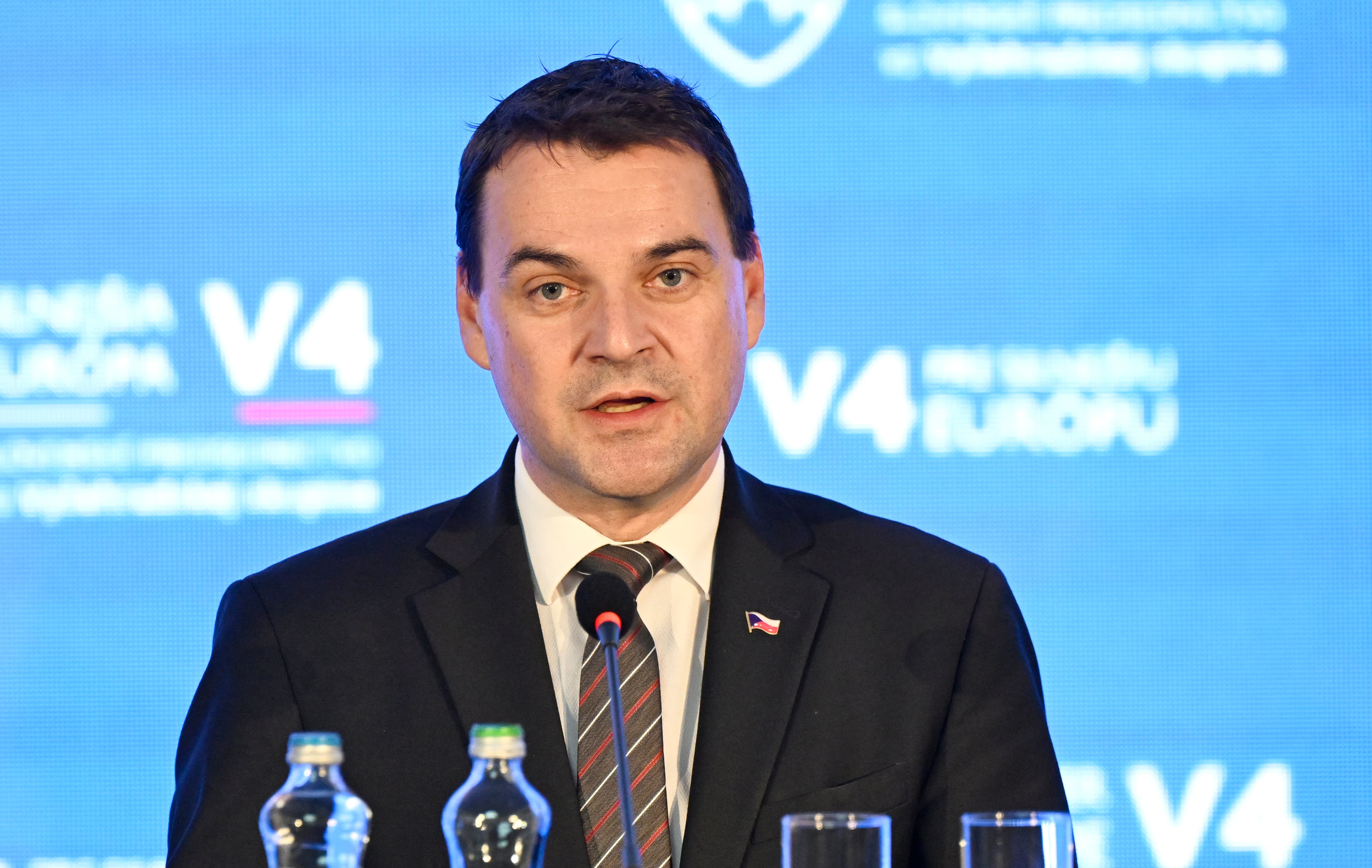 Na snímke český minister zahraničných vecí Petr Macinka hovorí počas tlačovej konferencie po zasadnutí ministrov V4 a Japonska v utorok 1. septembra 2026 v Tomášove. Foto: Pavel Neubauer/TASR