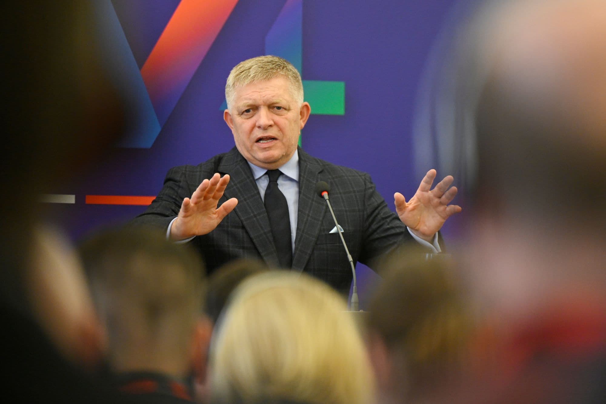 Robert Fico gestikuluje na tlačovej konferencii po rokovaní v rámci formátu V4+ v Bratislave vo štvrtok 10. septembra 2026. Foto: Pavel Neubauer/TASR