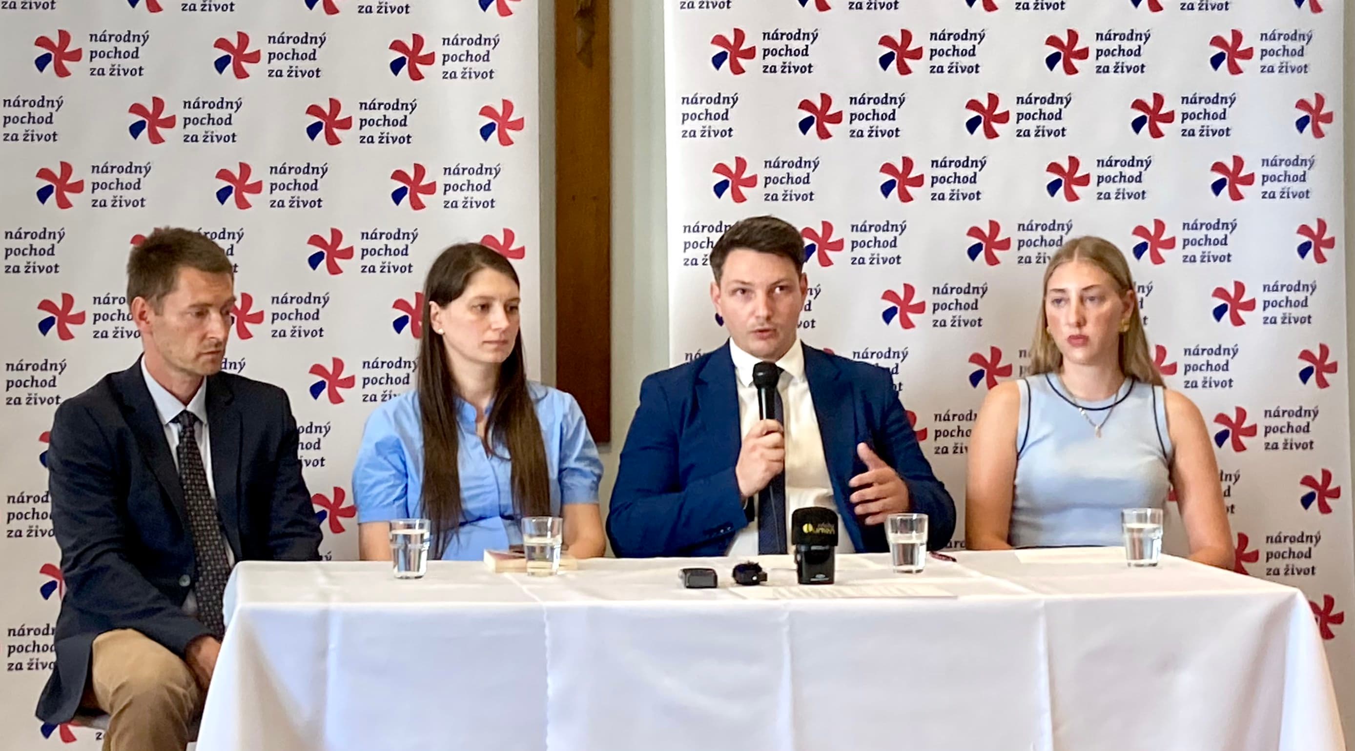 Zľava Patrik Daniška, Milena Olšovská, Dmitrij Olšovský a Paulína Čičová na tlačovej konferencii v Bratislave. Foto: Redakcia Marker