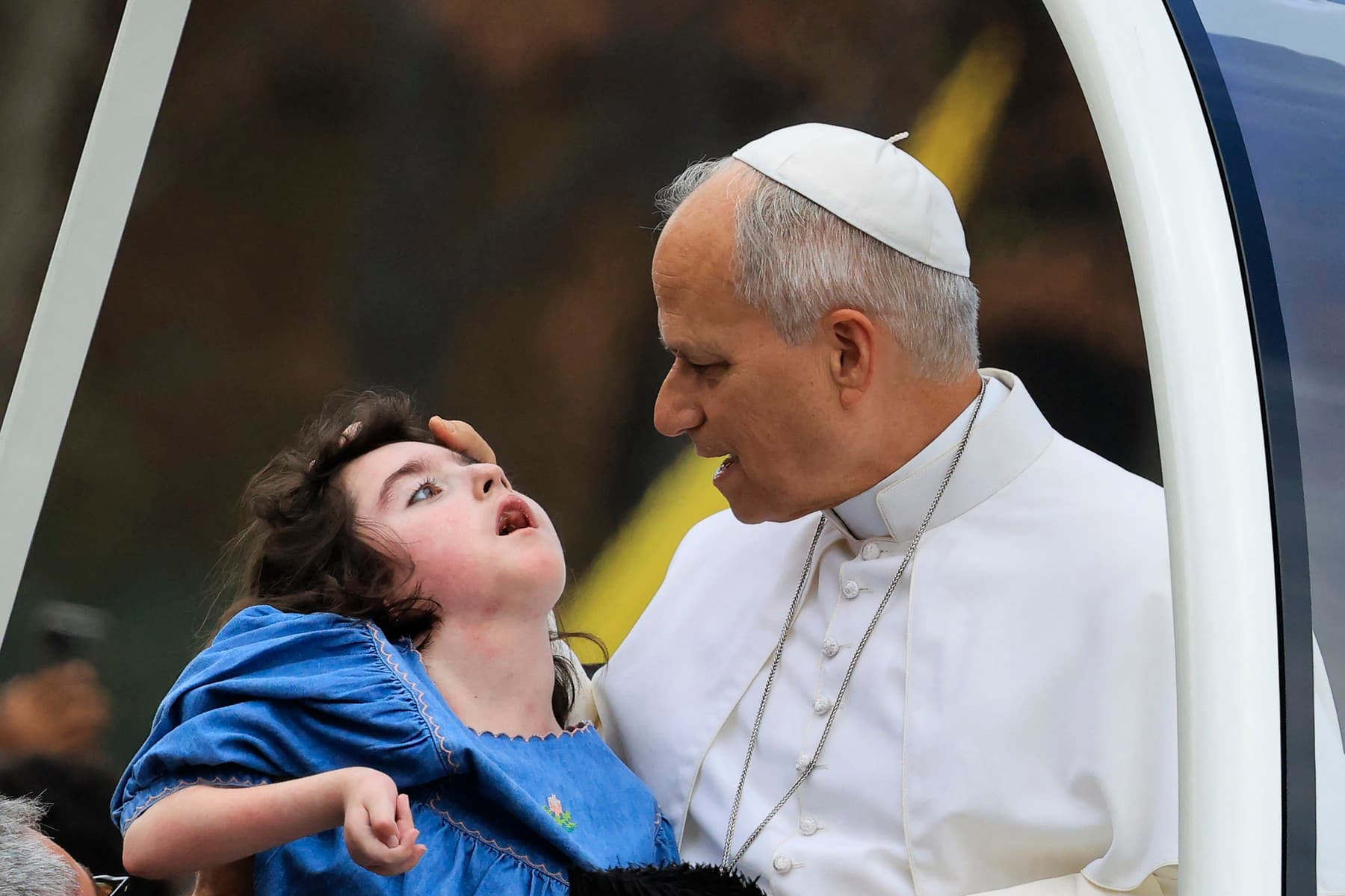 Pápež Lev žehná v papamobile na Champs-Elysees Marie-Garance Noel, dievčatku postihnutému viacerými chorobami. Foto: Ludovic MARIN / AFP / AFP / Profimedia