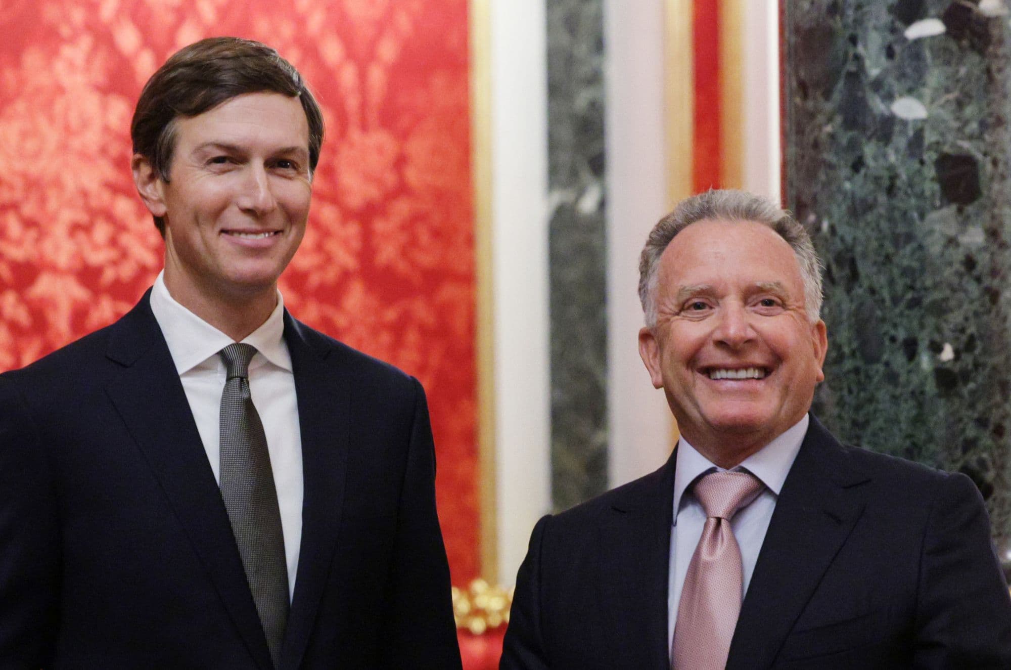 Jared Kushner (vľavo) a Steve Witkoff sa usmievajú pred začiatkom rozhovorov s ruským prezidentom Vladimirom Putinom o mieri na Ukrajine v Moskve 5. septembra 2026. Foto: TASR/AP