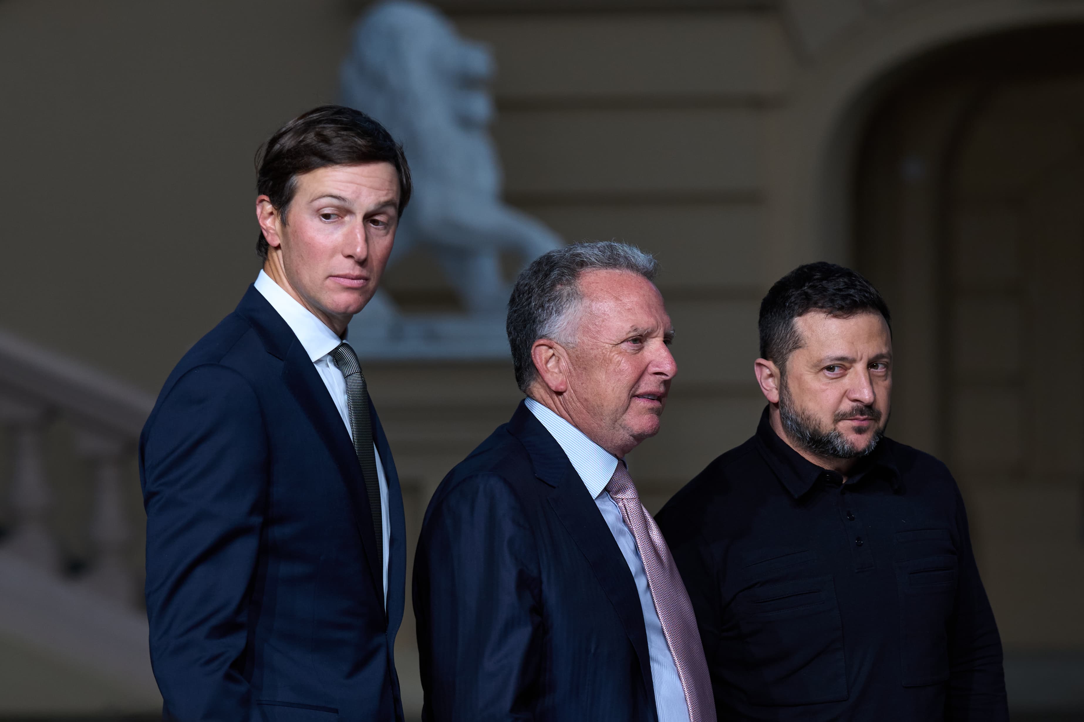 Vyslanci amerického prezidenta Jared Kushner (vľavo) a Steve Witkoff (uprostred) a ukrajinský prezident Volodymyr Zelenskyj počas tlačovej konferencie. Foto:TASR/AP Photo/Francisco Seco