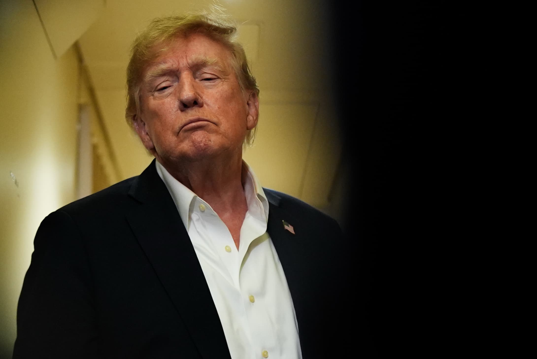 Donald Trump počas letu z Írska. Foto: TASR/AP
