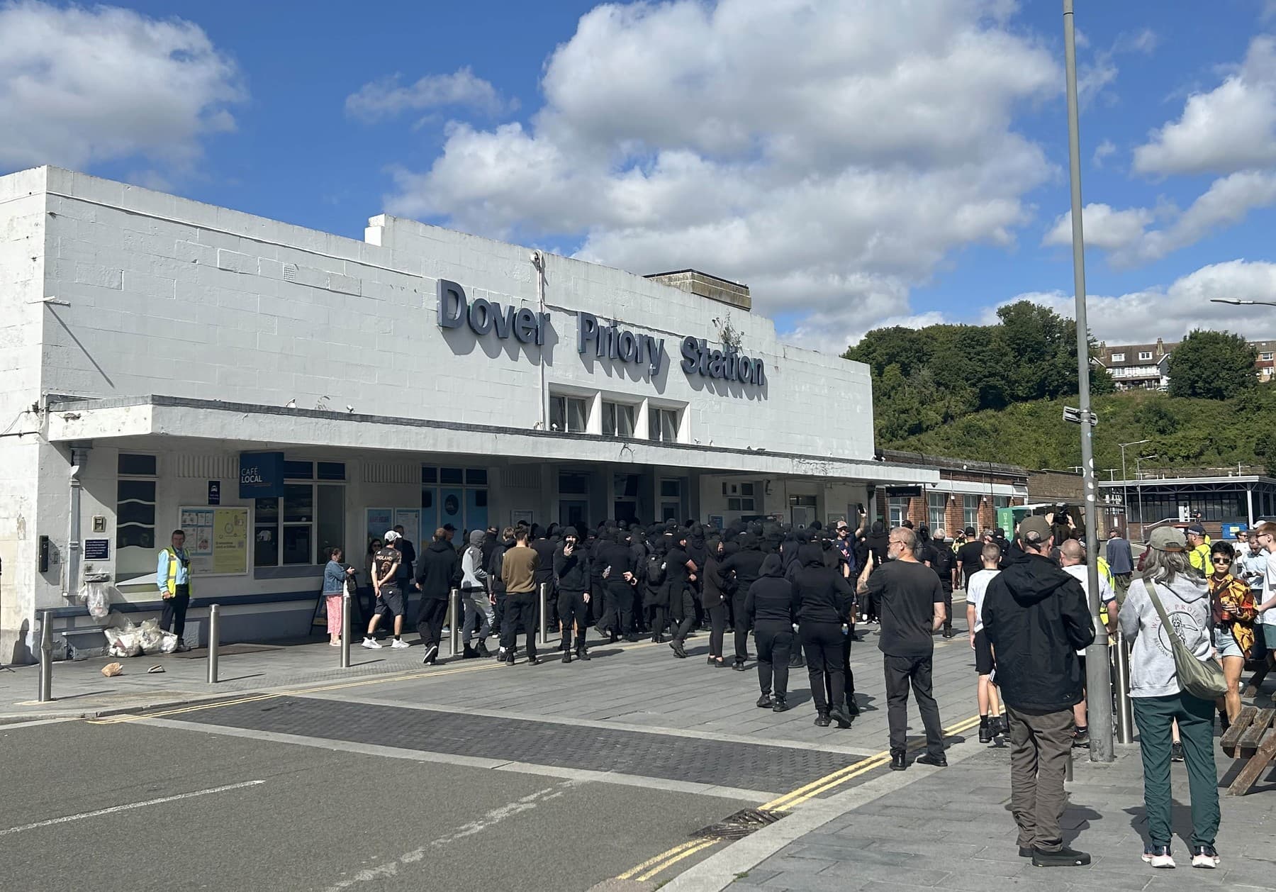 Maskovaní odporcovia nelegálnej migrácie na stanici Dover Priory po zablokovaní ciest vedúcich do prístavu 5. septembra 2026. Foto: Oscar Rihll/PA Images/Profimedia