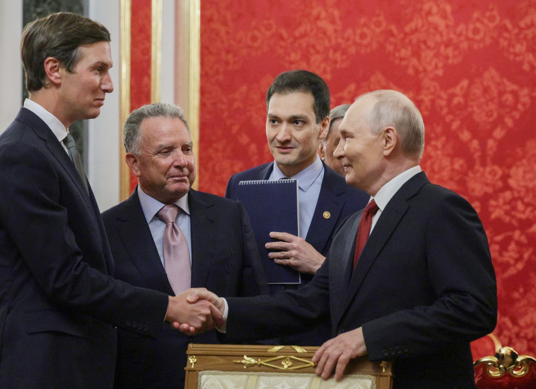 Jared Kushner (vľavo), Steve Witkoff a ruský prezident Vladimir Putin pred rokovaním o vojne na Ukrajine v Kremli v Moskve 5. septembra 2026. Foto: Gavriil GRIGOROV / POOL / AFP / Profimedia