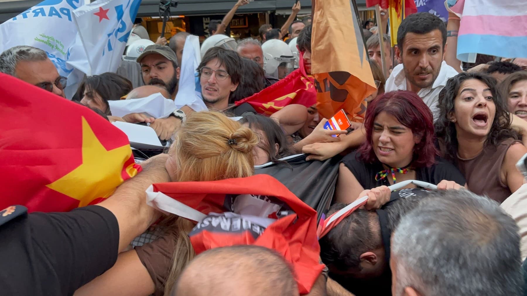 Protestujúci v meste Izmir počas toho, ako ich demonštráciu rozháňala polícia. Foto via ZUMA Press Wire / Shutterstock Editorial / Profimedia