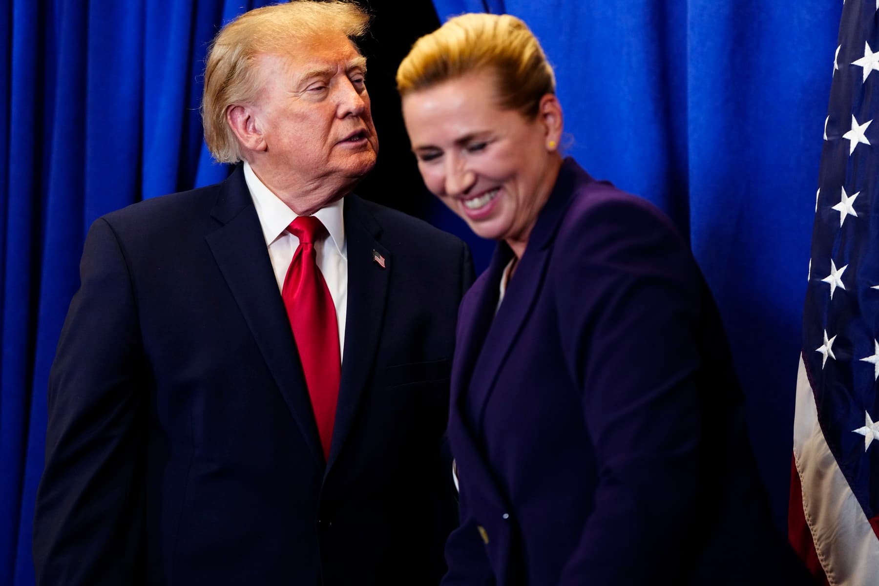 Donald Trump a Mette Frederiksenová pri podpise dohody o Grónsku. Foto: Mads Claus Rasmussen / EPA / Profimedia